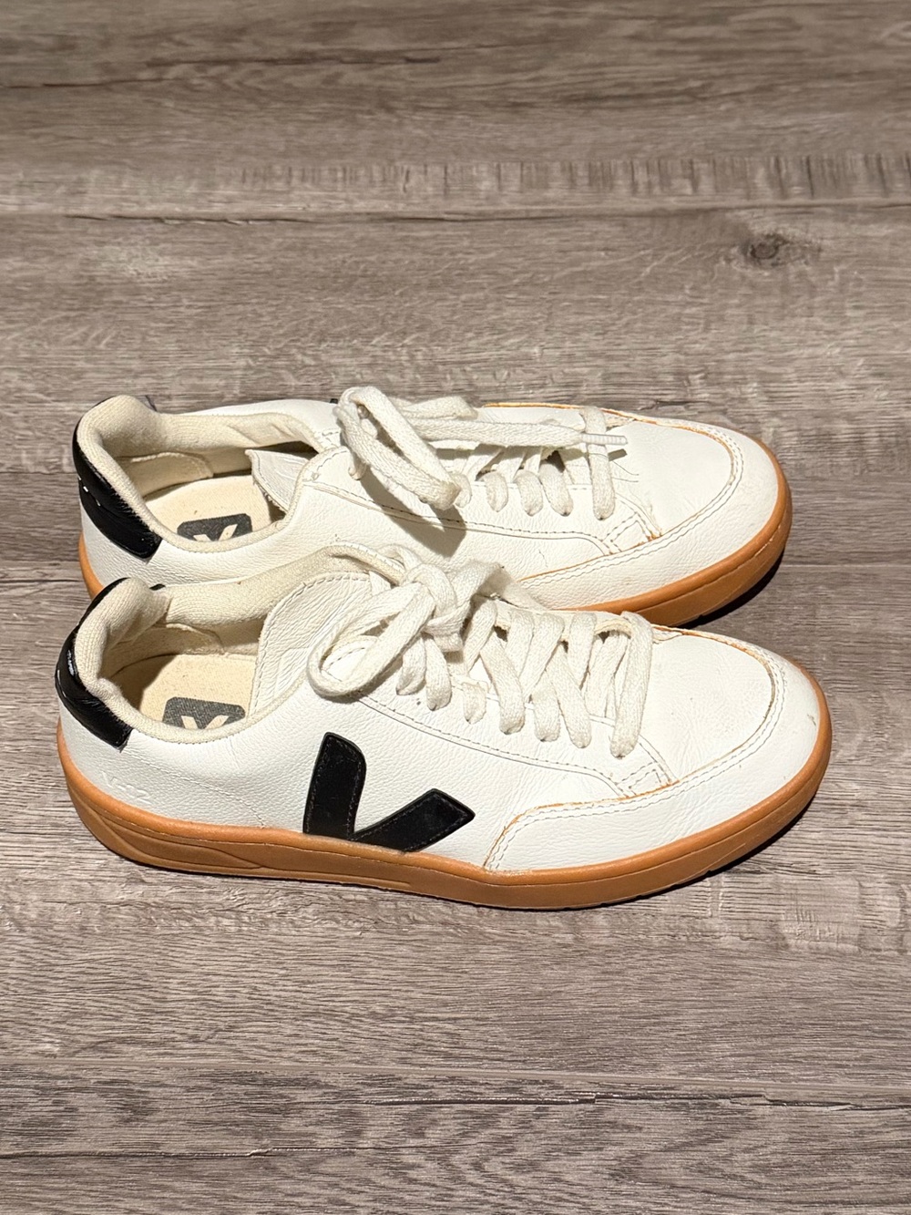 Veja
V-12 Sneakers 
White Leather Sneakers with Black V and Gum Sole
Size 6